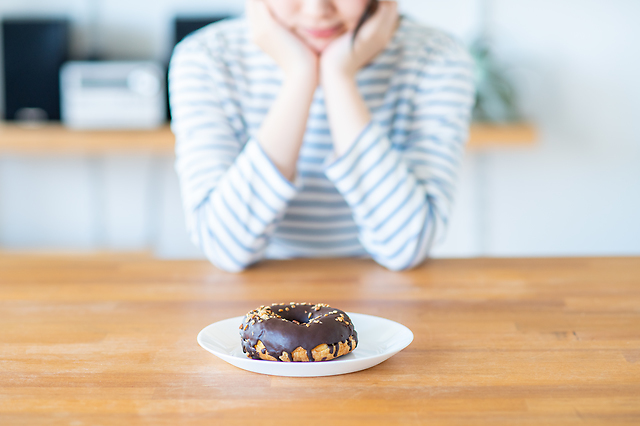 【食べちゃダメ？】ダイエット中の「間食」の選び方