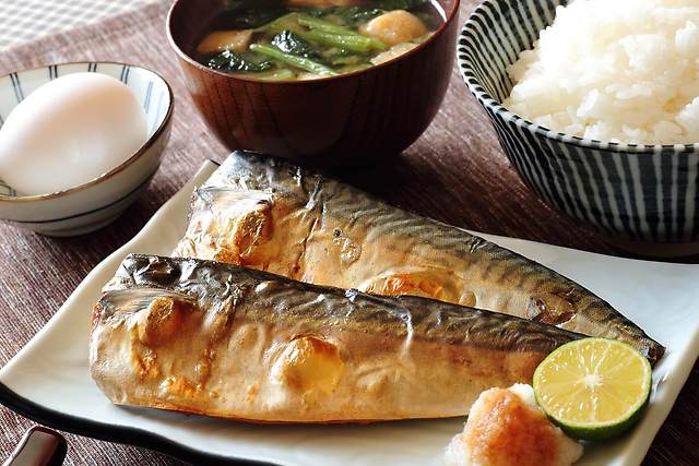 【中性脂肪が気になる方にGoodニュース！】朝に魚を食べると中性脂肪が減る秘密って？