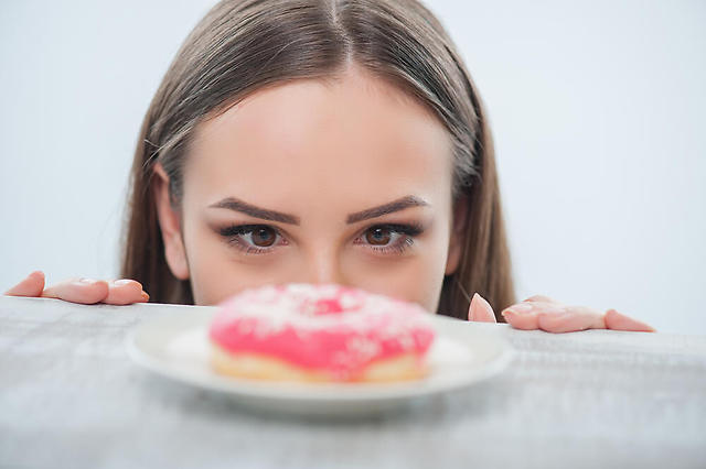 【女性の60%が悩んでいる！】生理前の止まらない食欲の原因って？！