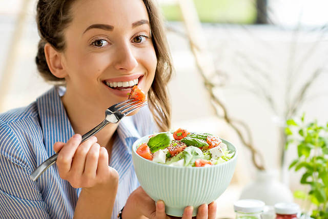 【あなたは大丈夫？】管理栄養士が教える「ながら食べ」が太るってホント？！