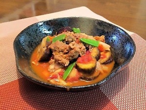 【今日の献立】トマトのうま味がたっぷり♪牛肉のトマトカレー煮の献立＜524kcal＞