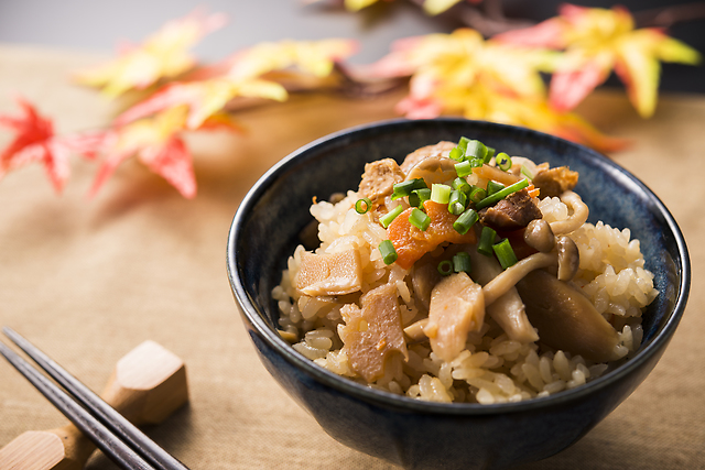 【2つの違いは何？】炊き込みご飯と混ぜご飯の特徴とおすすめレシピ