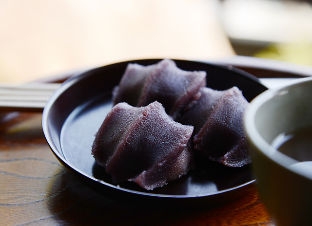 【伊勢神宮ゆかりの和菓子】三重県の定番土産「赤福」の知られざる秘密に迫る！