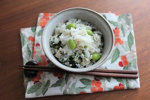 【今日のダイエット献立】美肌に役立つビタミンも♪食物繊維たっぷり！枝豆ともち麦のわかめご飯の献立＜574kcal＞