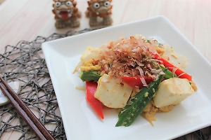 【今日のダイエット献立】食物繊維もたっぷり◎オクラで！夏野菜のチャンプルー献立＜571kcal＞